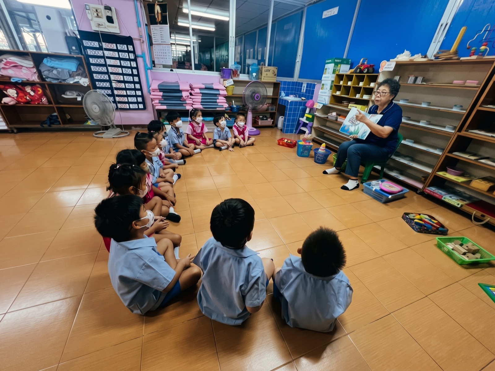 เด็กๆ ฟังนิทานกับคุณครูที่ CCH